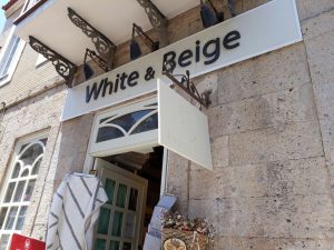 huzurlu mavi çeşme alaçatı White&Beige