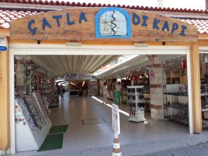 huzurlu mavi çeşme alaçatı çatladı kapı